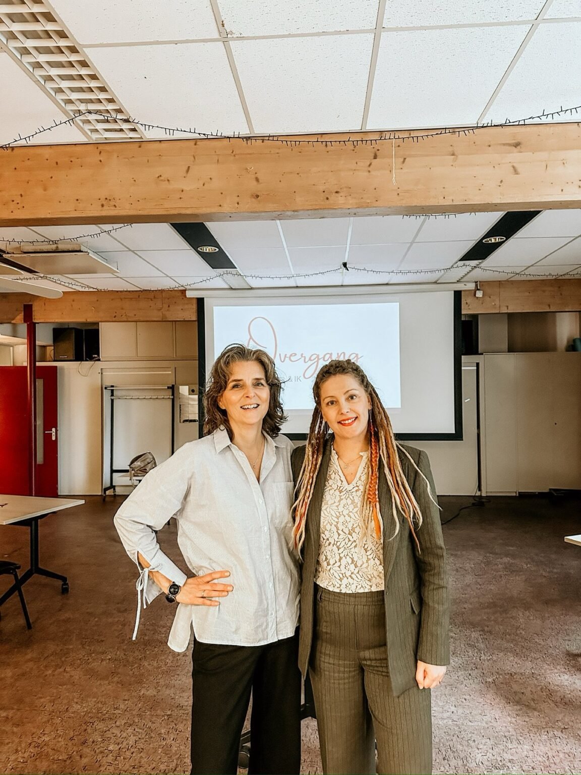 Nicole Hoogenboom en Renate Meijnders voor het scherm tijdens de lezing Overgang & ik dan?