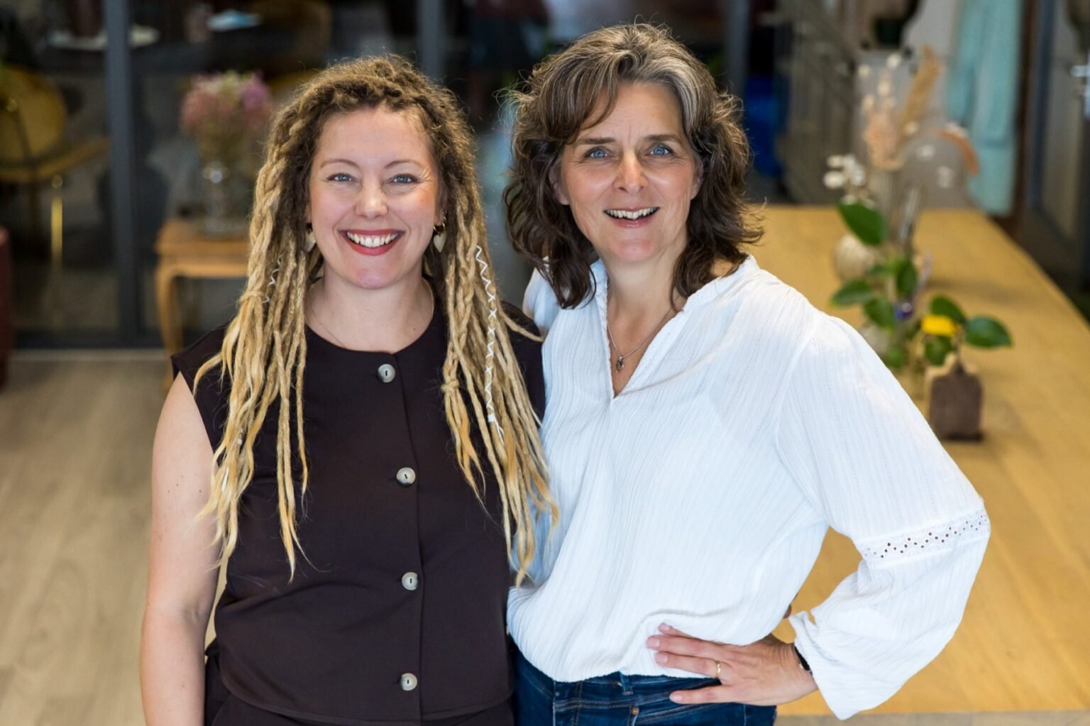 Nicole Hoogenboom en Renate Meijnders, lachend naast elkaar