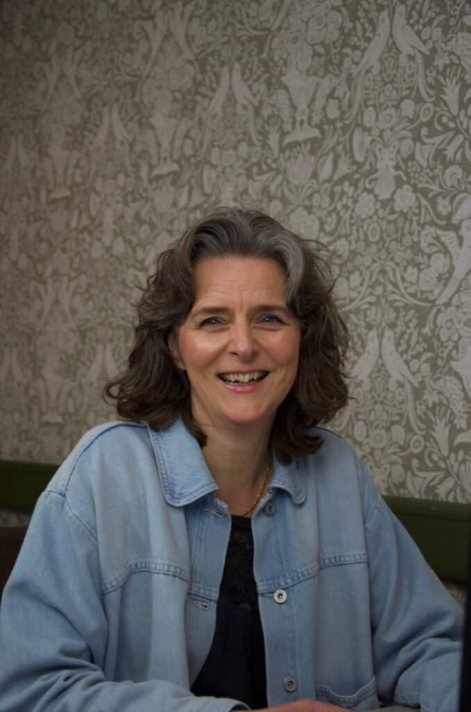 Portret van Nicole Hoogenboom voor een groen bloemenbehang